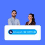 Een lachende man en een vrouw, staande achter een contactkaart met een telefoonpictogram en de tekst "Bel gerust: +32 56 61 56 53", klaar om te helpen met vragen over Stopzetting van een Eenmanszaak, op een blauwe achtergrond.